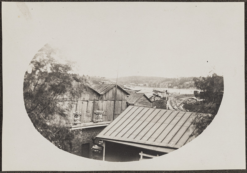 Näkymä Aurajokisuulle Ratavartijan talon pihapiiristä Linnankatu 74:ssä