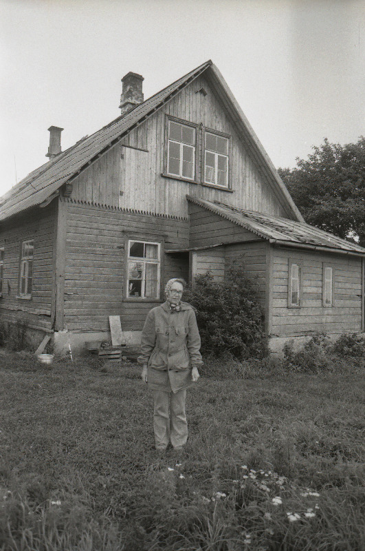 Perenaine elamu ees Vilsandil.