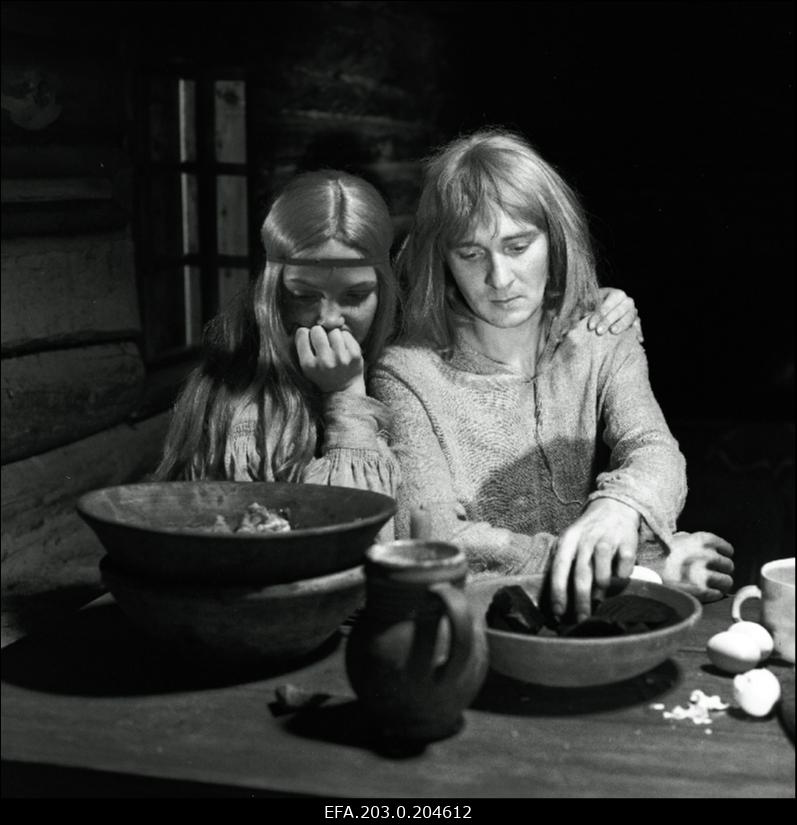 Stseen Tallinnfilmi mängufilmist "Hundiseaduse aegu". Ulla (Tene Ruubel) ja Meleleiv (Arvo Kukumägi) söögilaua taga.