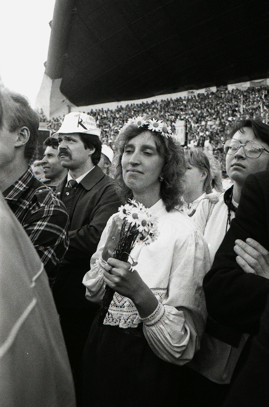 Rahvarinde korraldatud kõne- ja laulukoosolek Lauluväljakul EKP delegaatide saatmiseks Moskvasse NLKP XIX konverentsile.