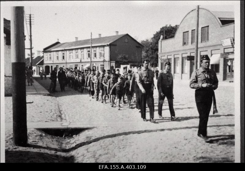 Noorte Kotkaste Lääne Malev. Laagrid Paliveres, Elvas, Pirital, Sillapääl jm. Haapsalu, Palivere, Risti, Veltsa, Peru, Lihula jt. rühmade tegevusest.