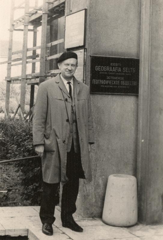 Eesti Geograafia Seltsi esimees, majandusteadlane ja geograaf Vello Tarmisto seltsi asukoha Sakala 3 maja lävel.