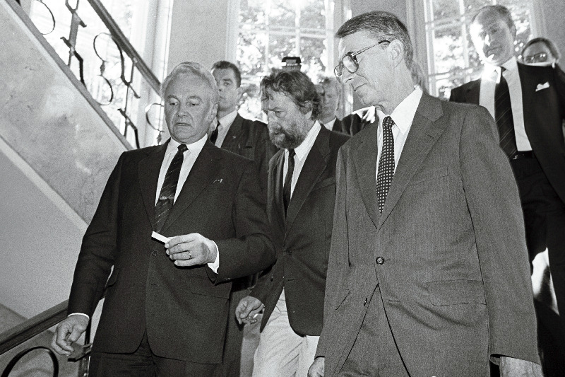 Norra eriülesannetega saadik Kjell Colding (paremal) vastuvõtul Ülemnõukogu esimehe Arnold Rüütli juures (vasakul).