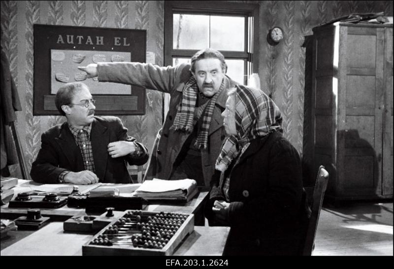 Kaader filmistuudio Tallinnfilm mängufilmist Pöördel, (vasakult) Olep - Ants Eskola, M. Vutt - Franz Malmsten, A. Vutt - Katrin Välbe.