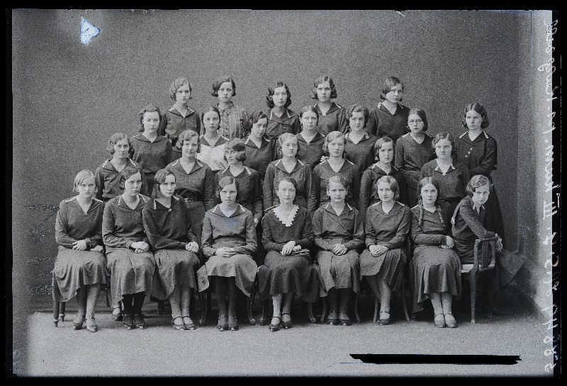 Viljandi Eesti Haridusseltsi Tütarlaste Gümnaasiumi algkooli IV klass ja õpetaja prl Orgussaar.