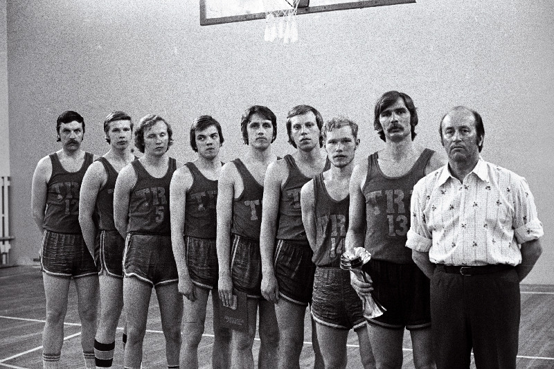 Eesti NSV1978.a. korvapllimeister Tartu Riikliku Ülikooli meeskond (vasakult) : Heiki Kortspärn, Urmas Merru, Peep Aaviksoo, Tiit Hang, Toomas Tein, Teet Laur, Paavo Russak, Jaan Lentsin ja treener Ernst Ehaveer.