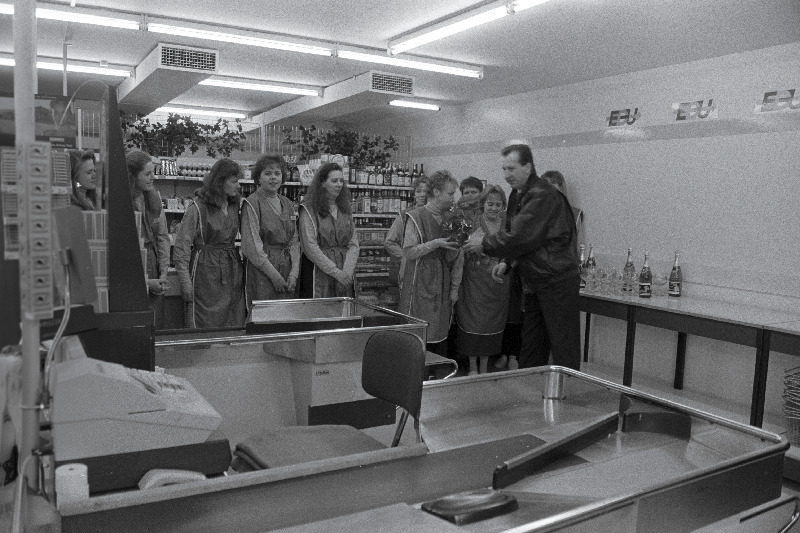 "Sakala" poe avamine pärast renoveerimist, "Viktoria" kaupluse avamise eel (õunad, apelsinid, banaanid). Abestocki hulgimüügiladu.