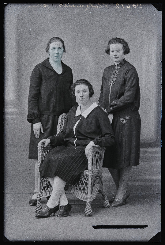 Grupp naisi, (foto tellija Holzmeier).