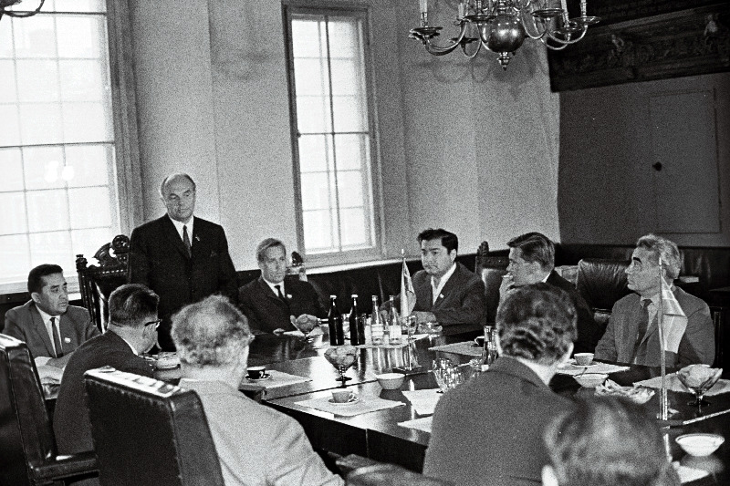 Usbeki NSV valitsusdelegatsiooni liikmed Usbeki NSV kunsti ja kirjanduse dekaadi ajal vastuvõtul Tallinna TSN Täitevkomitee esimehe J. Unduski juures.