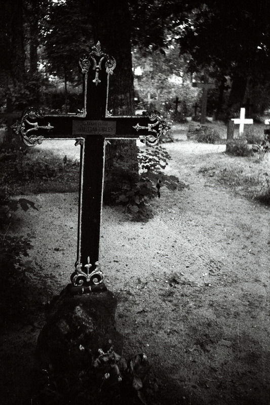 Kirjanik Oskar Lutsu teoste tegelase Kristjan Lible prototüübi Julius Lille hauatähis Palamuse kalmistul.