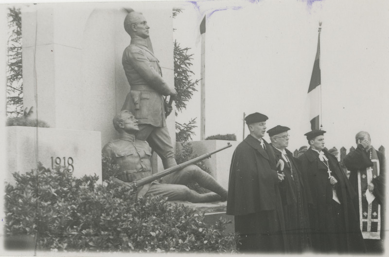 Vabadussõjas langenute mälestussamba avamine Tartu Pauluse surnuaial, esiplaanil preester