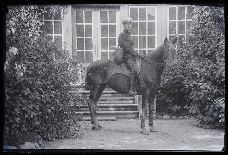 Sõjaväelane Rössler hobusel.