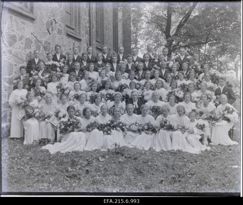 Viljandi maakoguduse õpetaja Jaan Lattiku leer Pauluse kiriku juures.