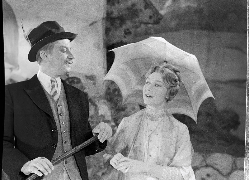 Stseen O. Lutsu jutustuse „Suvi“ samanimelisest dramatiseeringust V. Kingissepa nimelise Tallinna Riiklikus Akadeemilises Draamateatris. Teele – Linda Rummo ja Toots – Karl Kalkun.