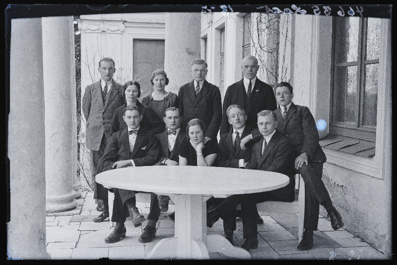 Grupp inimesi Õisu Piimaasjanduse Koolis (Õisu mõisas), (foto tellija Laas).