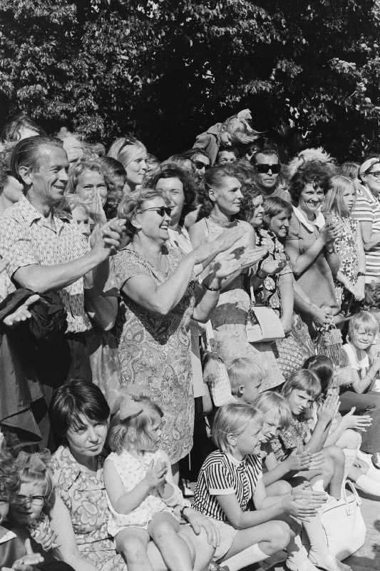 Tallinlased tervitavad Eesti NSV 33. aastapäevale pühendatud III rahvatantsupeost osavõtjate rongkäiku.