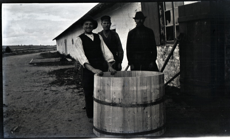 Kolm meest tünni juures