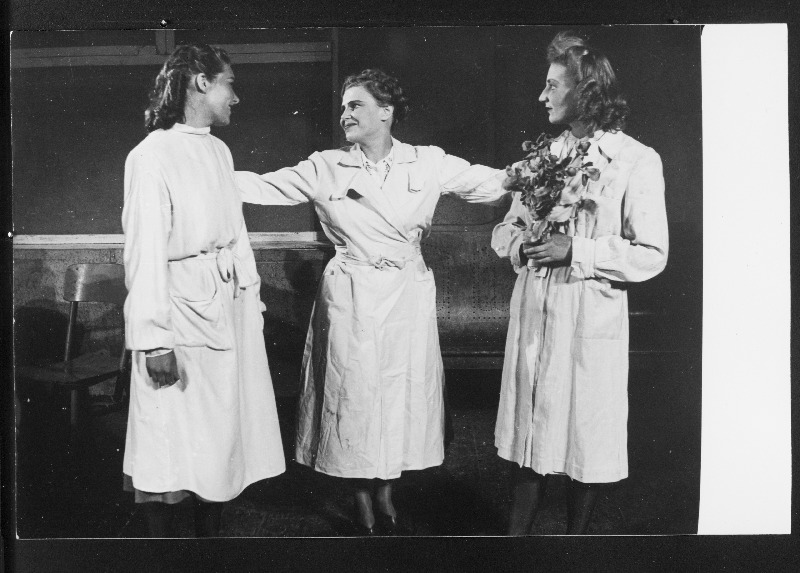 Stseen lavastusest Kaotatud kodu Riikliku Teatriinstituudi üliõpilaste esituses.