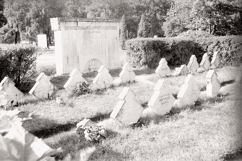 1936. a 15. juuni Männiku laskemoonalao plahvatuse ohvrite mälestussammas ja kalmuväli Sõjaväekalmistul.