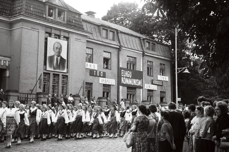 Eesti NSV I rahvatantsupeo rongkäik.