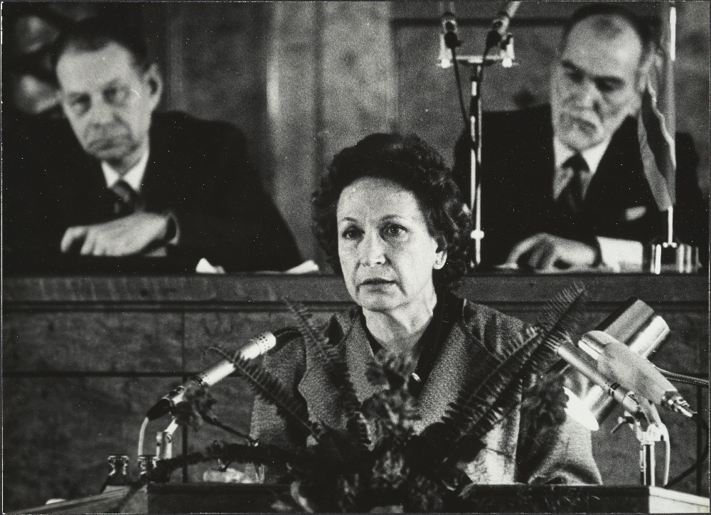 Eesti NSV loominguliste liitude ühispleenum Toompea lossis ENSV Ülemnõukogu istungite saalis. Kõneleb ühiskonnateadlane Klara Hallik.