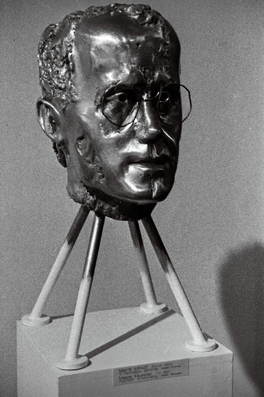 Sügisnäitus Kunstihoones. Mare Mikofi skulptuur V. Künnapuu.