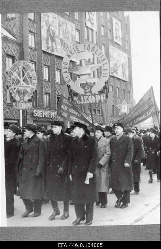 Töötajate rongkäik Suure Sotsialistliku Oktoobrirevolutsiooni XXIII aastapäeval.