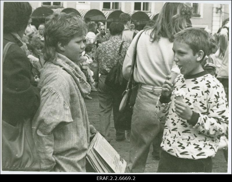 Tallinna Vanalinna Päevad 1990. Noored tallinlased müüvad Raekoja platsil ajalehti ja limpsivad jäätist