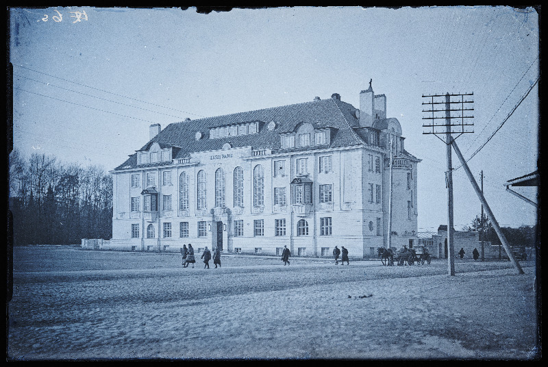 Vaade Eesti Panga Viljandi osakonna hoonele.