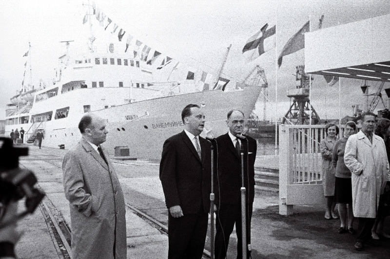 EKP Tallinna Linnakomitee esimene sekretär Vaino Väljas (vasakult teine) laevaliini Tallinn-Helsingi avamisel kõnelemas.