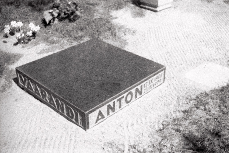 Revolutsiooni- ja kultuuritegelase Anton Vaarandi hautähis Metsakalmistul.