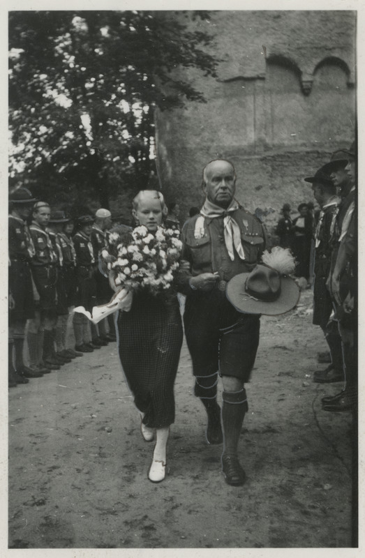 Olli Talsta, soome skaudi M. Peurakoski pruut minemas isamehega kirikusse laulatusele, foto