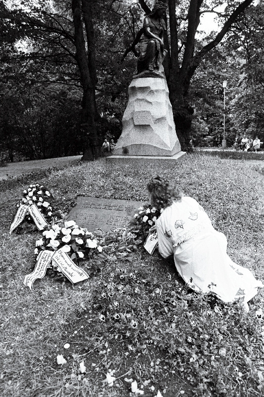 Lindamäel mälestusmiitingul juuniküüditamise mälestuskivi avamine.