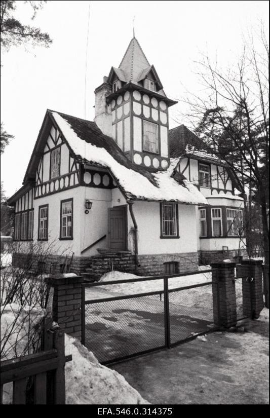 2-korruseline torniga elamu Nõmmel (Kraudi, Nõmmsalu maja?).