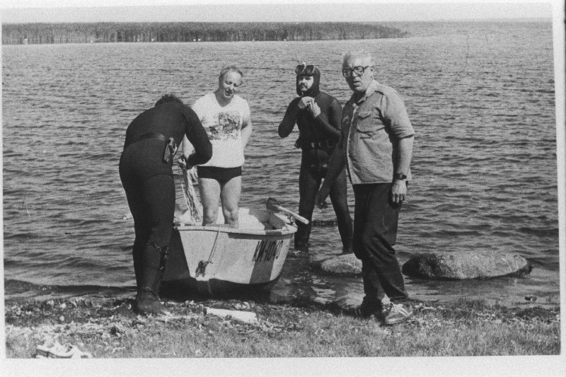 Eesti NSV Riikliku Meremuuseumi allveearheoloogide  klubi  “Viikar” liikmed Saaremaal. Paremalt 1. Endel Sõerde.