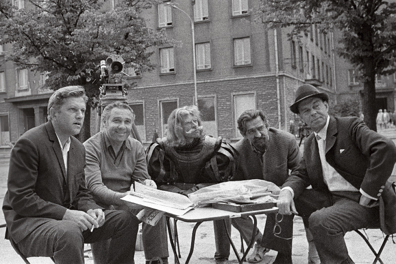 Filmistuudio "Tallinnfilm" värvifilmi "Varastati Vana Toomas" operaator I. Tšernõhh (vasakult), lavastaja ENSV teenline kunstitegelane S. Skolnikov ja osatäitjad ENSV teeneline kunstitegelsne K. Kiisk, H. Tiidus ning ENSV teeneline kunstnik E. Pärn filmimise vaheajal