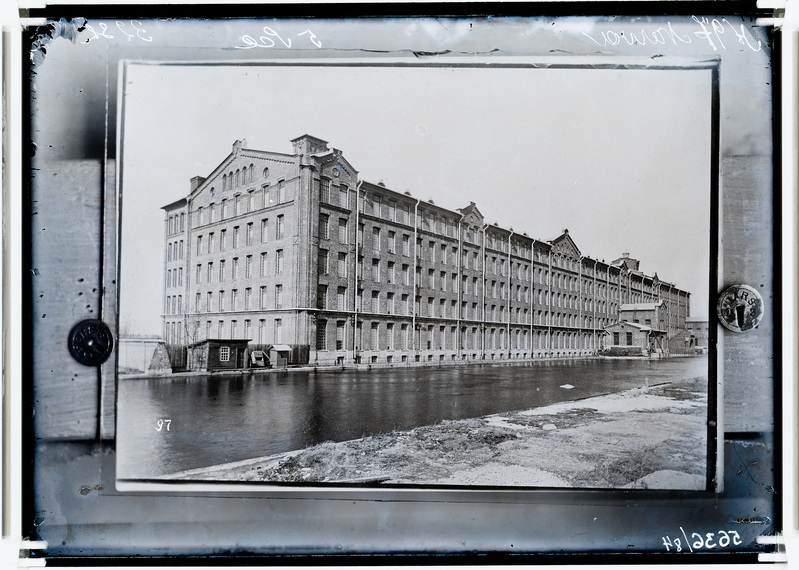 Kreenholm. Vaade Joala vabrikule kagust üle kanali (kaugelt võetud).