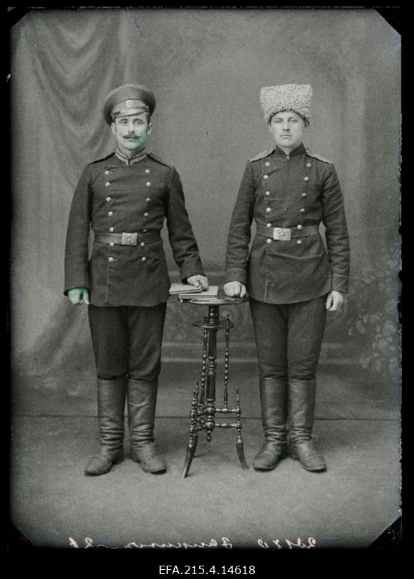 Kaks sõjaväelast, (foto tellija Saikin [Zaikin]).