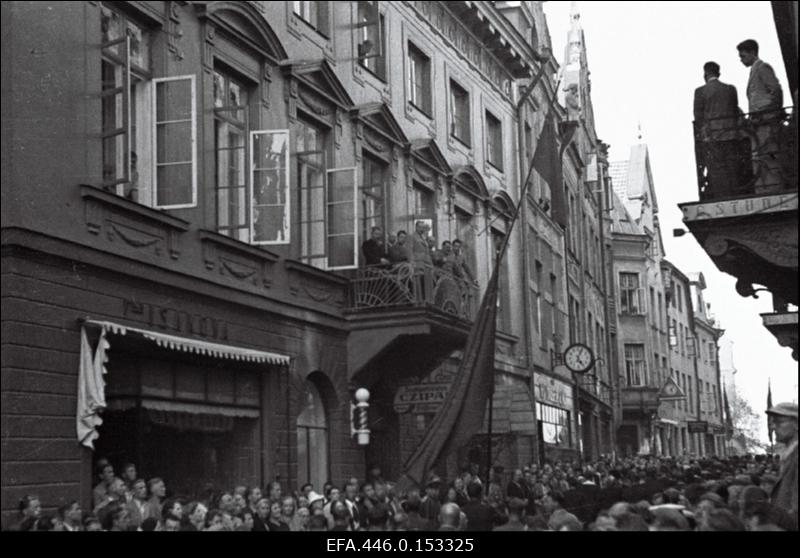 17. juulil 1940.a. korraldatud suurmiiting Riigivolikogu valimistel (14.- 15. juulil) saavutatud võidu puhul. Rongkäik möödub Nõukogude Liidu saatkonnast Pikal tänaval.