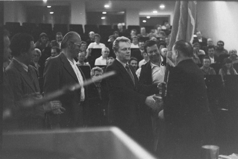 Üleliidulise maaspordiühingu "Urožai" ja Harju "Jõu" 1983.a. vahelises sotsialistlikus võistluses võitjaks tulnud "Jõu" esimehele, Eesti NSV teenelisele treenerile Valdek Grossile ja Harju Agrotööstuskoondise esimehele Kaarel Pajumägile (vasakul) ja EKP Harju Rajoonikomitee esimesele sekretärile Sulev Kondile annab rändpunalipu üle "Urožai" Kesknõukogu esimees Pjotr Kobzev.