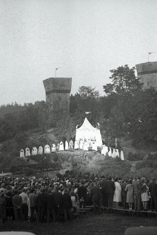 Vaade Riikliku Akadeemilise Teatri „Estonia“ lavastuse V. Kapi ooperi „Lembitu“ vabaõhuetendusele Pirita pargis.