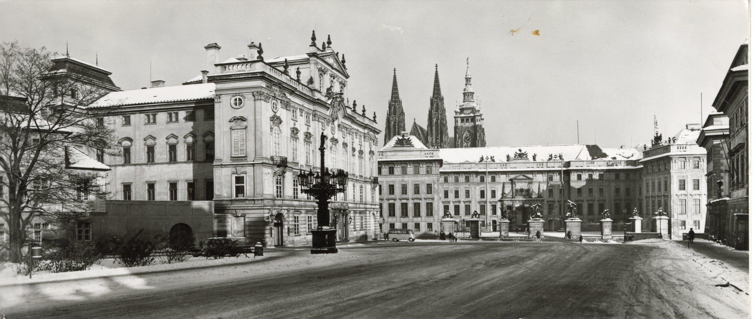 "Hradčany Square and the front of Prague Castle in winter" (Prag)