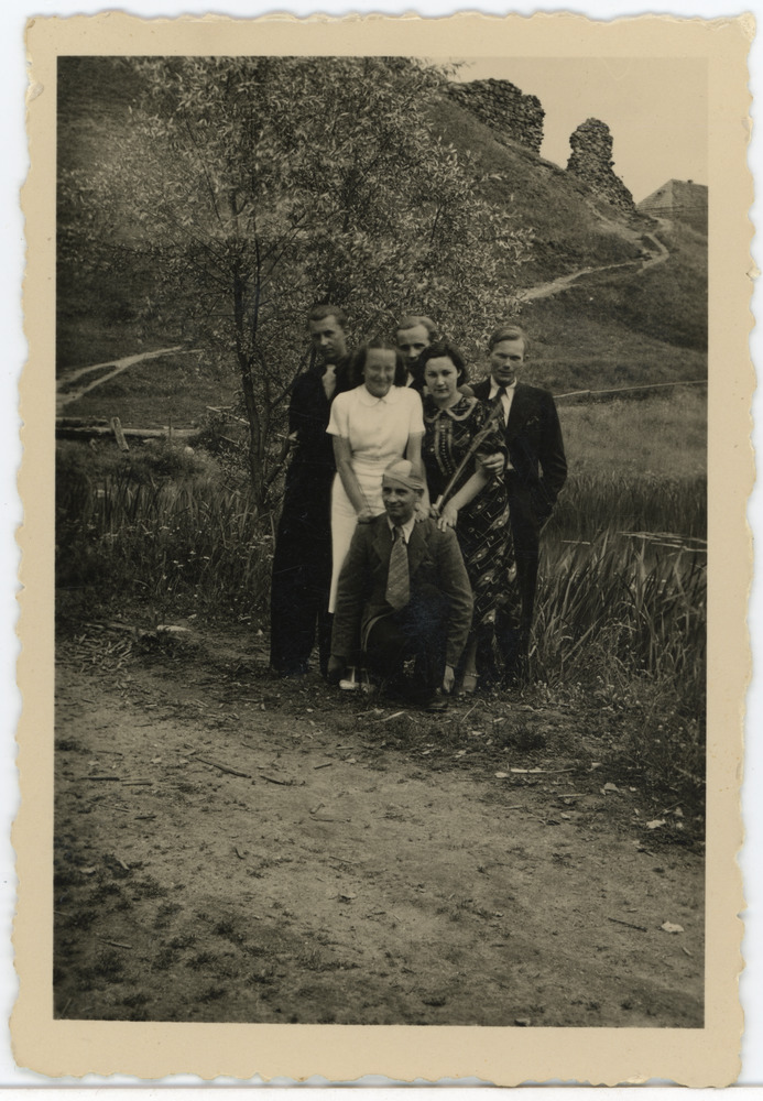 Grupp noori Karksi lossivaremetes, keskel vasakult esimene Salme Maling (Maimre)