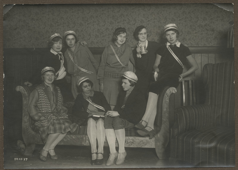 Naiskorporatsiooni (Amicitia?) liikmed teklite ja lintidega, ürituse grupifoto