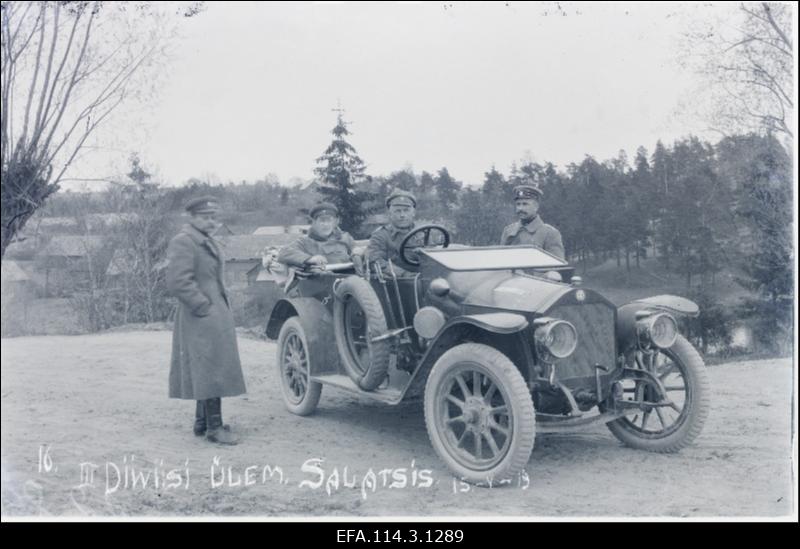 Vabadussõda. 3.Diviisi ülem kindralmajor Ernst Põdder (autost vasakul), diviisi staabiülem alampolkovnik Nikolai Reek (auto tagaistmel) ja 6.Jalaväepolgu ülem kapten Karl Tallo (autost paremal) Salisburgis (Väike-Salatsi, Mazsalaca).