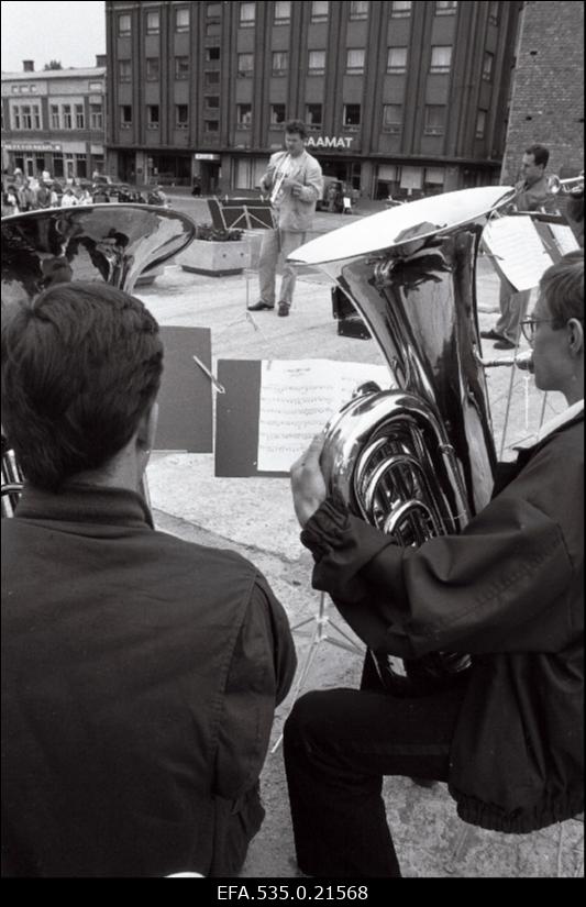 Vanamuusika festival Jaani kirikus ja keskväljakul.