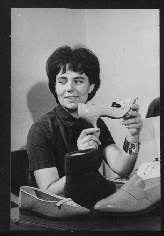 Naha- ja Jalatsite Tootmiskoondise Kommunaar peakunstnik Tiiu Kreis tutvustamas uudistoodangut.