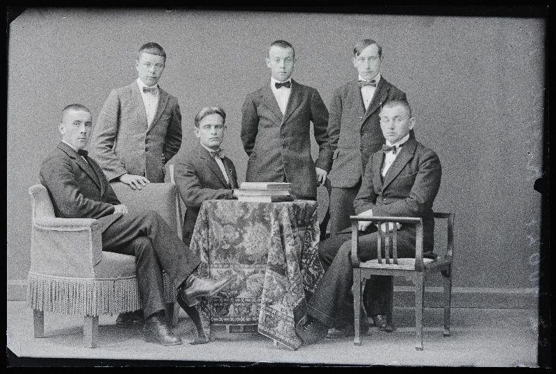 Grupp noormehi, (foto tellija Koppel).