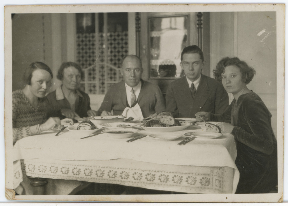 Emilie Rosalie, Erna Johanna, Karl Jaan, Ants ja Ene-Elli lauaümber einestamas