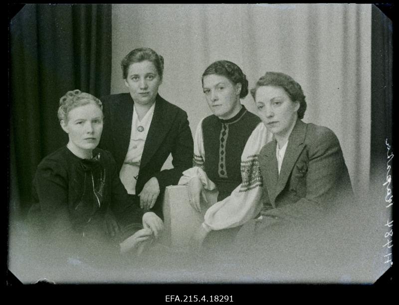Grupp naisi, (foto tellija Kapsta).